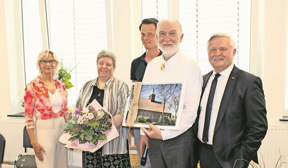 Gerd Heibutzki (2. v. re.) und Beate Heibutzki (2. v. li.) bekamen auch von den Ortsratsmitgliedern Anke Rauschenberger (v. li.), Sönke Kosicki und Erich Gajdzik ein Abschiedsgeschenk.