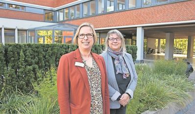 Dezernentin Heike von Ostrowski (links)und Amtsleiterin Silke Hinze stellten die neuen Handouts vor.