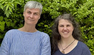 Esther Ohlerich (links) und Lotta Kohlmann informieren über Hilfsangebote für Schwangere und für Urlaub mit finanzieller Unterstützung.