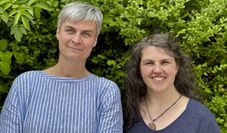 Esther Ohlerich (links) und Lotta Kohlmann informieren über Hilfsangebote für Schwangere und für Urlaub mit finanzieller Unterstützung.
