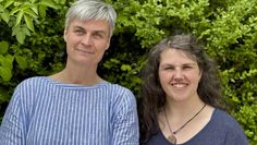Esther Ohlerich (links) und Lotta Kohlmann informieren über Hilfsangebote für Schwangere und für Urlaub mit finanzieller Unterstützung.