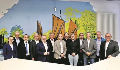 Gemeinsam für den Klimaschutz: Vertreter*innen der kreisangehörigen Kommunen, der Stadt Osterholz-Scharmbeck sowie der Unternehmen EWE Netz GmbH und den Osterholzer Stadtwerken GmbH & Co. KG. Foto: akl