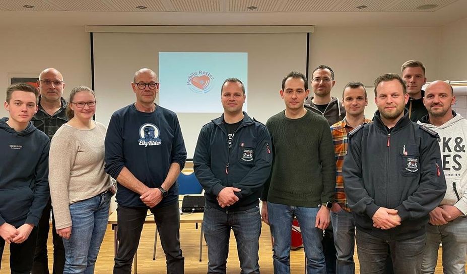 Zehn Mitglieder der Feuerwehr stehen bei Notfällen ab sofort als Mobile Retter zur Verfügung.