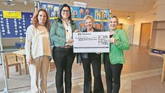 Pennigbüttel (eb). Im Juni hat Pennigbüttel ein erfolgreiches Hafenfest auf dem Dorfplatz gefeiert. Begleitet von viel Chanty-Chorgesang wurden bei Kirmesrummel, Essen und Trinken Hafenfestspiele in Wettkampfform veranstaltet. Der Erlös der Spiele und gute Umsätze führten dazu, dass der Förderkreis Pro Pennigbüttel e.V. eine Spende von 500 Euro an die Pennigbütteler Grundschule Sonnentau überreichen konnte.
Der extra für das Fest gegründete Piratenchor hat sich dazu entschieden, weiter zu singen. Interessierte finden weitere Informationen unter pennigbüttel.de.