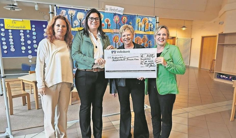 Pennigbüttel (eb). Im Juni hat Pennigbüttel ein erfolgreiches Hafenfest auf dem Dorfplatz gefeiert. Begleitet von viel Chanty-Chorgesang wurden bei Kirmesrummel, Essen und Trinken Hafenfestspiele in Wettkampfform veranstaltet. Der Erlös der Spiele und gute Umsätze führten dazu, dass der Förderkreis Pro Pennigbüttel e.V. eine Spende von 500 Euro an die Pennigbütteler Grundschule Sonnentau überreichen konnte.
Der extra für das Fest gegründete Piratenchor hat sich dazu entschieden, weiter zu singen. Interessierte finden weitere Informationen unter pennigbüttel.de.