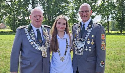 (v. l.) Bezirkskönig Harald Kück, Bezirksjugendkönigin Julina Kück und Wörpe-Wümme-Kreiskönig Andreas Heywinkel.