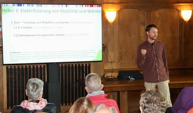 Klimaschutzmanager Hannes Többen während der Abschlussveranstaltung im Ritterhuder Ratssaal. Foto: akl