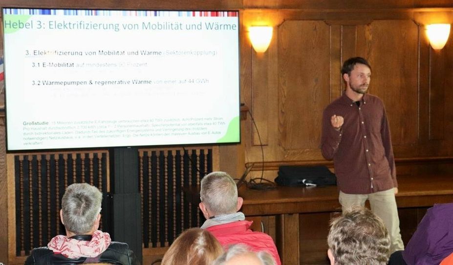 Klimaschutzmanager Hannes Többen während der Abschlussveranstaltung im Ritterhuder Ratssaal. Foto: akl