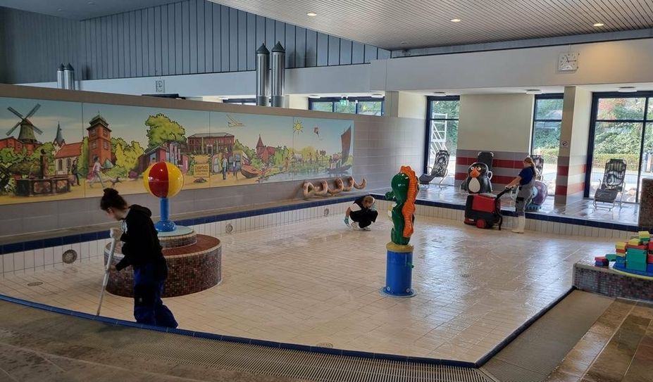 Noch bis Montag wird das Allwetterbad auf Vordermann gebracht, dann freut sich das Team, wieder Gäste begrüßen zu dürfen. Foto: eb