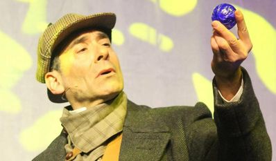 Die Besucher:innen des Musicals werden ins London des Jahres 1910 entführt und dürfen sich auf tolle Musik sowie britischen Humor freuen.