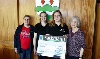 Eine Spende für die „Kreativen“: Renate Lunkeit, Annika Rechten, Nicole Sackmann und Barbara Samberg.