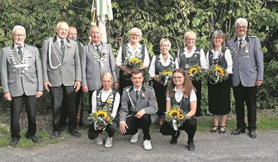 Der Schützenverein Huxfeld und die amtierenden Majestäten freuen sich auf ein erfolgreiches Schützenfest.