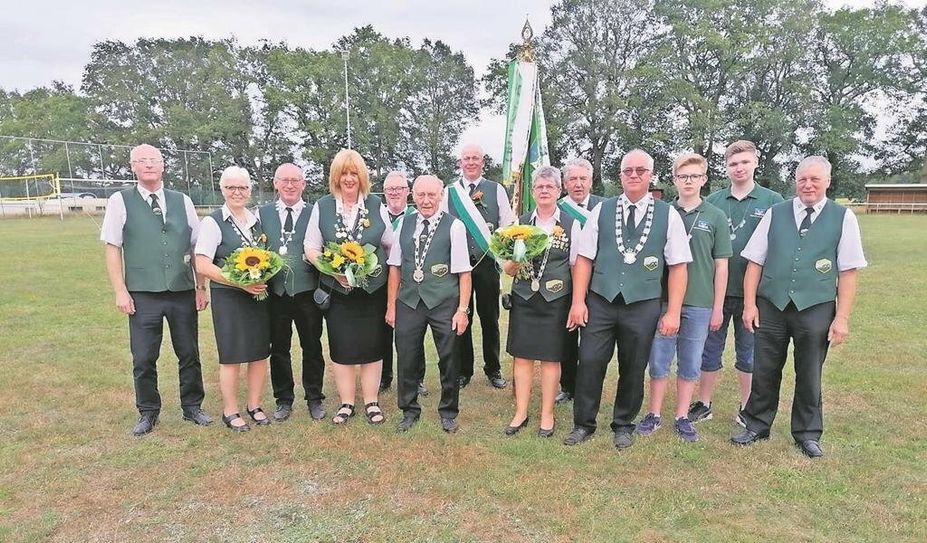 Das komplette Königshaus und 1. Vorsitzender Heino Wiechmann (links) freuen sich auf eine schönes Schützenfest.