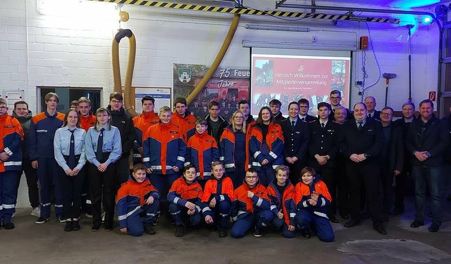 Karlshöfen (eb). Bei der diesjährigen Mitgliederversammlung der Jugendfeuerwehr Karlshöfen konnte auf ein ereignisreiches Jahr zurückgeblickt werden. „Insgesamt haben wir 260 Stunden Dienst geleistet. Davon entfielen 120 Stunden auf die feuerwehrtechnische Ausbildung und 140 Stunden auf die allgemeine Jugendarbeit“, so Jugendwart Paul Wagner. Der Gemeindejugendwart Arno Blanken überreichte Anne-Marie Kück, Max Dietrich, Joschua Grotheer und Marlon Kück das Abzeichen der Jugendflamme Stufe 1.
Bei den Wahlen gab es keine Veränderungen, sodass Fabian Gehlken und Ben Erich in ihren Ämtern als Jugendsprecher einstimmig wiedergewählt wurden.