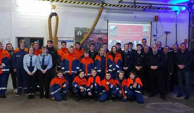 Karlshöfen (eb). Bei der diesjährigen Mitgliederversammlung der Jugendfeuerwehr Karlshöfen konnte auf ein ereignisreiches Jahr zurückgeblickt werden. „Insgesamt haben wir 260 Stunden Dienst geleistet. Davon entfielen 120 Stunden auf die feuerwehrtechnische Ausbildung und 140 Stunden auf die allgemeine Jugendarbeit“, so Jugendwart Paul Wagner. Der Gemeindejugendwart Arno Blanken überreichte Anne-Marie Kück, Max Dietrich, Joschua Grotheer und Marlon Kück das Abzeichen der Jugendflamme Stufe 1.
Bei den Wahlen gab es keine Veränderungen, sodass Fabian Gehlken und Ben Erich in ihren Ämtern als Jugendsprecher einstimmig wiedergewählt wurden.