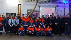 Karlshöfen (eb). Bei der diesjährigen Mitgliederversammlung der Jugendfeuerwehr Karlshöfen konnte auf ein ereignisreiches Jahr zurückgeblickt werden. „Insgesamt haben wir 260 Stunden Dienst geleistet. Davon entfielen 120 Stunden auf die feuerwehrtechnische Ausbildung und 140 Stunden auf die allgemeine Jugendarbeit“, so Jugendwart Paul Wagner. Der Gemeindejugendwart Arno Blanken überreichte Anne-Marie Kück, Max Dietrich, Joschua Grotheer und Marlon Kück das Abzeichen der Jugendflamme Stufe 1.
Bei den Wahlen gab es keine Veränderungen, sodass Fabian Gehlken und Ben Erich in ihren Ämtern als Jugendsprecher einstimmig wiedergewählt wurden.