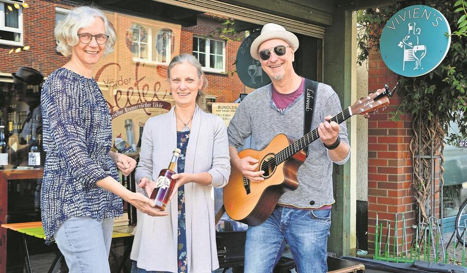 Elsabeth Horlboge, Koordinatorin vom Ambulanten Hospiz, die „Vörder Seefee“ Katja Poppe (Mitte) und Robert Carl Blank bei der Spendenübergabe.