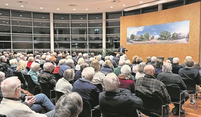 Viele interessierte Bürger:innen hörten der Rede von Christian Wulff gespannt zu.