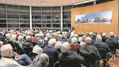 Viele interessierte Bürger:innen hörten der Rede von Christian Wulff gespannt zu.
