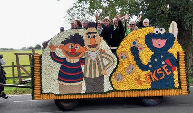 Bunte Festumzüge beeindrucken sowohl die Zuschauer, als auch die Fahrer.