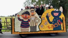 Bunte Festumzüge beeindrucken sowohl die Zuschauer, als auch die Fahrer.