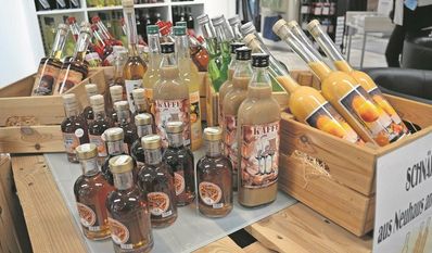 Auch verschiedene Spirituosen werden an dem Tag im Modehaus Wienberg angeboten.