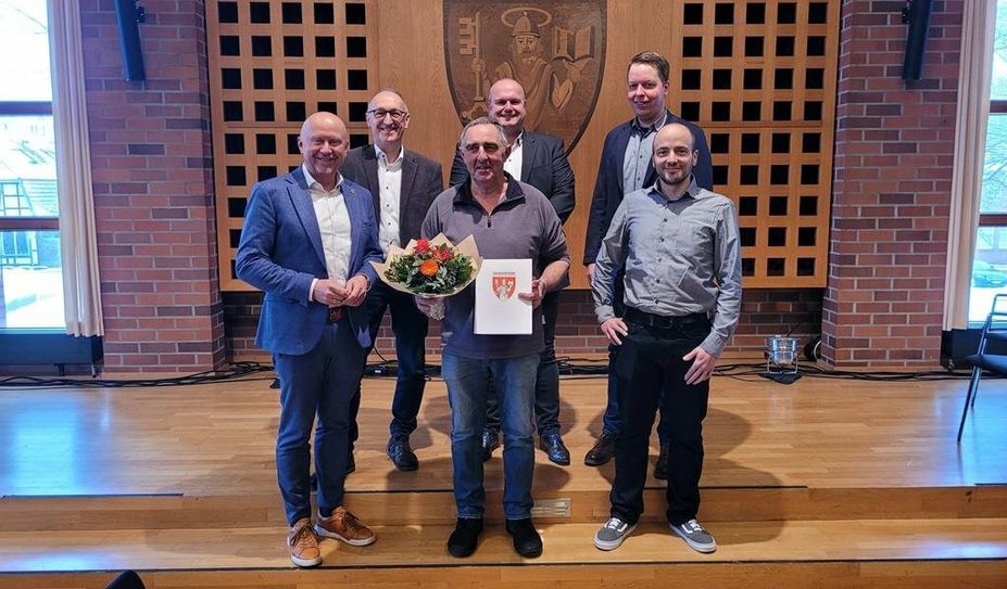 Hans-Hermann Postels (Mitte) wurde im Rathaus von (hintere Reihe v. li.) Frank Quell, Sascha Doege, Marco Buck sowie Bürgermeister Michael Hannebacher (vorne li.) und Tobias Bersch (Fachbereichsleiter Tiefbau) geehrt.