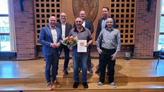 Hans-Hermann Postels (Mitte) wurde im Rathaus von (hintere Reihe v. li.) Frank Quell, Sascha Doege, Marco Buck sowie Bürgermeister Michael Hannebacher (vorne li.) und Tobias Bersch (Fachbereichsleiter Tiefbau) geehrt.