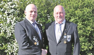 Hollen. Der Vorsitzende der Kameradschaft, Frank Steffens (li.), gratuliert Hans-Jörg Peyke, dem neuen Hollerner Kriegerkönig, zur Königswürde.