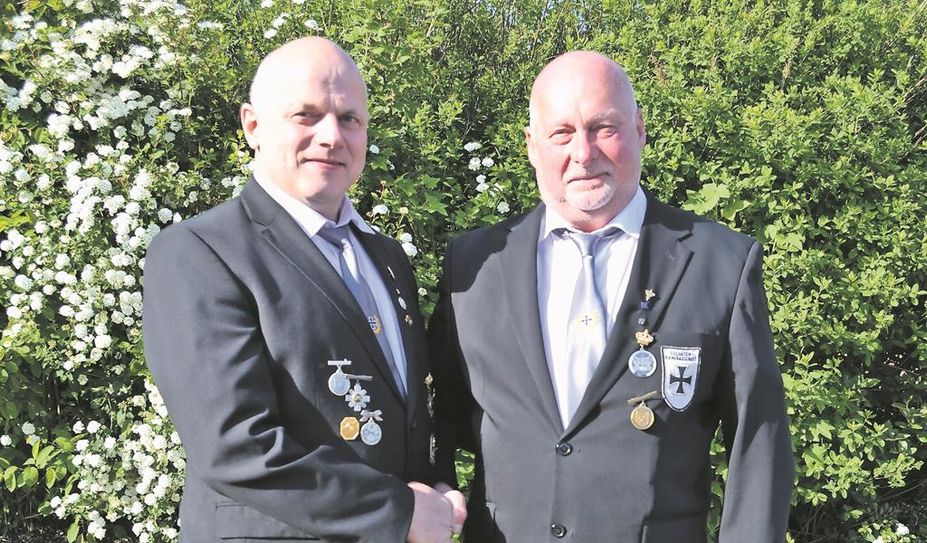 Hollen. Der Vorsitzende der Kameradschaft, Frank Steffens (li.), gratuliert Hans-Jörg Peyke, dem neuen Hollerner Kriegerkönig, zur Königswürde.