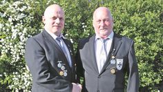 Hollen. Der Vorsitzende der Kameradschaft, Frank Steffens (li.), gratuliert Hans-Jörg Peyke, dem neuen Hollerner Kriegerkönig, zur Königswürde.