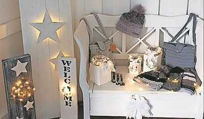 Viele verschiedene Produkte, wie Accessoires und Strickwaren können erworben werden.