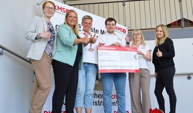 Das Team der DKMS (weiße T-Shirts) freuen sich nicht nur über die Spende, sondern auch die neuen Typisierungen.
