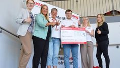 Das Team der DKMS (weiße T-Shirts) freuen sich nicht nur über die Spende, sondern auch die neuen Typisierungen.