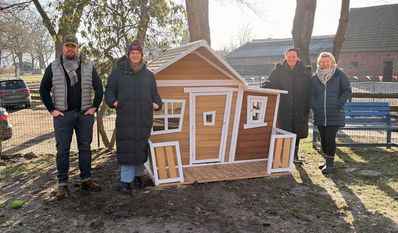 (v. l.) Jörg Kockert (Round Table 91) machte den Mitarbeiterinnen der Kita, Stefanie Wüstenbecker, Silivie Wellbrock und Sabrina Gatzke, eine Freude.