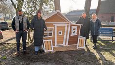 (v. l.) Jörg Kockert (Round Table 91) machte den Mitarbeiterinnen der Kita, Stefanie Wüstenbecker, Silivie Wellbrock und Sabrina Gatzke, eine Freude.