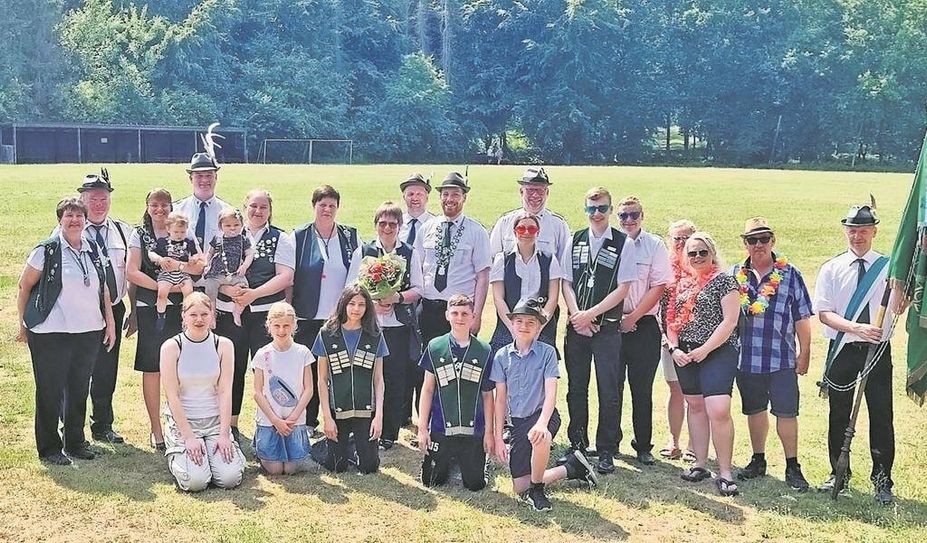 Hipstedt (red). Beim Schützenfest des Schützenvereins Hipstedt wurde ein neues Königshaus ermittelt. Neuer Schützenkönig ist Tristan Ahlers und neue Schützenkönigin ist Antje Preuß. Bei den Jüngeren ist Bennet Döscher neuer Jugendkönig, Sebastian Seebeck neuer Kinderkönig und Elena Loaiza neue Kinderkönigin. Das Ehepaar Anne und Gerhard Kück sind das neue Alterskönigspaar. Volkskönigin ist Jennifer Lange.
Nach der Proklamation ließen die Schützen den Tag in gemütlicher Runde ausklingen.