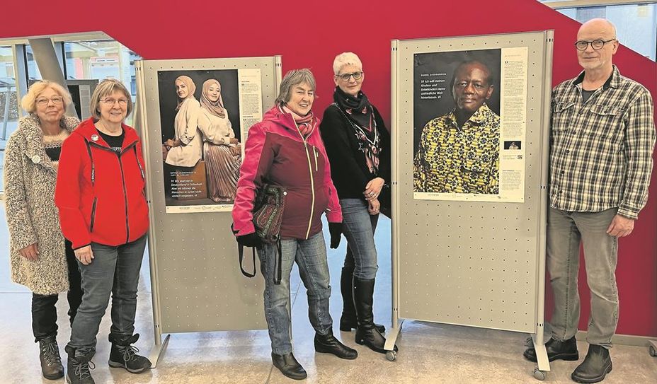 Die Initiatoren haben die Plakatausstellung in die Räume des Medienhaus gebracht, wo sie für alle Menschen zugänglich ist.
