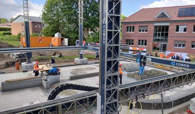 Der Blick von der Infobox bietet allen Interessierten eine Einsicht in die Arbeiten.