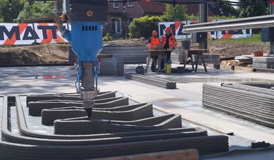 Durch den Einsatz des 3D-Druckers sind nur noch zwei Mitarbeitende auf der Baustelle notwendig.