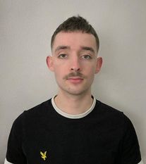 Unser Auto ging in Lilienthal zur Schule. Er schreibt über die AfD, Rechtsradikalismus, Antisemitismus und Fußball. Seine Familie hat jüdische Wurzeln.