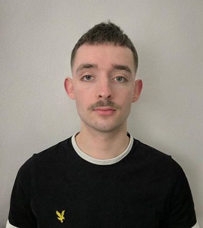 Unser Auto ging in Lilienthal zur Schule. Er schreibt über die AfD, Rechtsradikalismus, Antisemitismus und Fußball. Seine Familie hat jüdische Wurzeln.