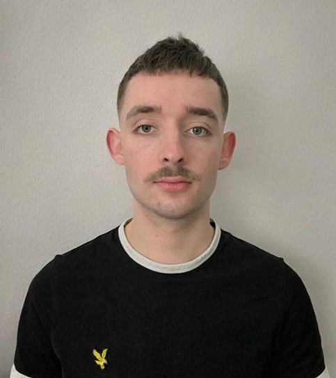 Unser Auto ging in Lilienthal zur Schule. Er schreibt über die AfD, Rechtsradikalismus, Antisemitismus und Fußball. Seine Familie hat jüdische Wurzeln.