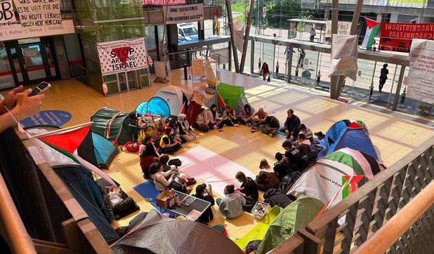 Am 8. Mai 2024, dem Gedenktag zur Befreiung vom Nationalsozialismus, besetzten vorgeblich pro-palästinensische Studenten die Universität Bremen und skandierten antisemitische Parolen.