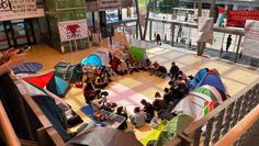 Am 8. Mai 2024, dem Gedenktag zur Befreiung vom Nationalsozialismus, besetzten vorgeblich pro-palästinensische Studenten die Universität Bremen und skandierten antisemitische Parolen.