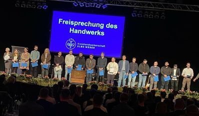 Insgesamt 19 Absolventinnen gelingt es, ihre Prüfungen mit Auszeichnung abzuschließen. Namen siehe Liste.