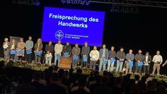 Insgesamt 19 Absolventinnen gelingt es, ihre Prüfungen mit Auszeichnung abzuschließen. Namen siehe Liste.