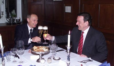 Gerhard Schröder, der Vertraute Putins seit vielen Jahren, sagte im Interview mit der New York Times nach dem russischen Überfall 2022 „Ich tue, was ich kann. Wenigstens eine Seite vertraut mir.“