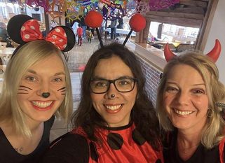 Mit bunten Verkleidungen kommt auch das Organisationsteam um Maren Katt (links) und Melanie Blank (Mitte) in die richtige Stimmung.