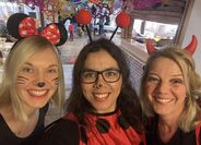 Mit bunten Verkleidungen kommt auch das Organisationsteam um Maren Katt (links) und Melanie Blank (Mitte) in die richtige Stimmung.